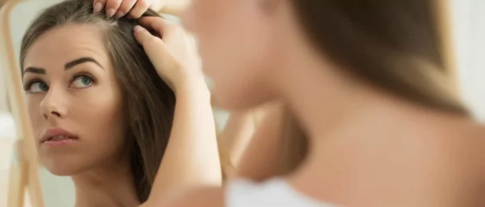 Queda de cabelo em mulheres jovens: por que os fios caem precocemente? -  Capellux