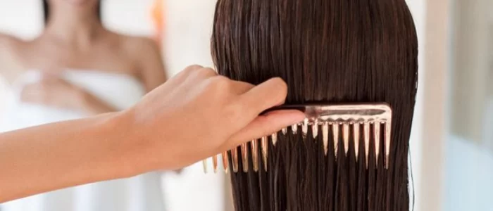 Dicas de cuidados com o cabelo: mulher penteando os fios